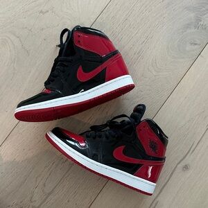 (Never worn) Nike Air Jordan 1 High Black Red Sneakers